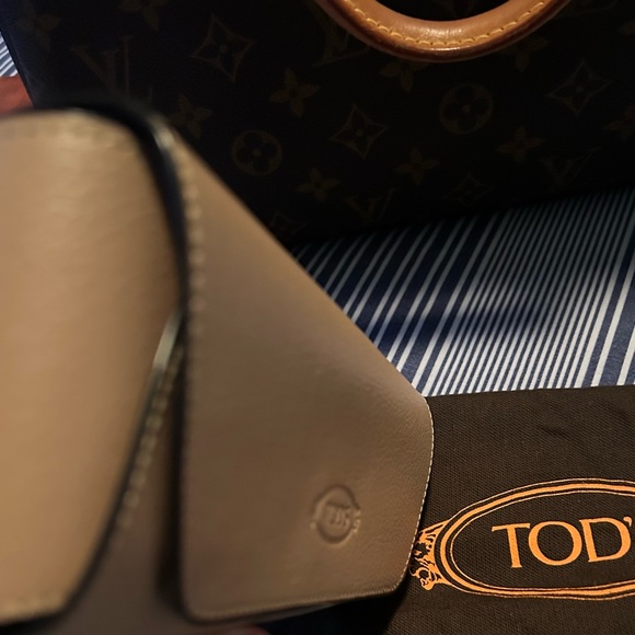 Authentic stylish,fun n beautiful Tod’s sunglasses c/w d bag n case, booklet ❤️ - Picture 13 of 14